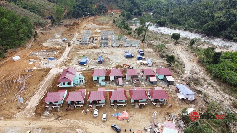 Hàng trăm người gấp rút dựng nhà cho người dân vùng sạt lở đất kinh hoàng khiến 22 người chết, mất tích