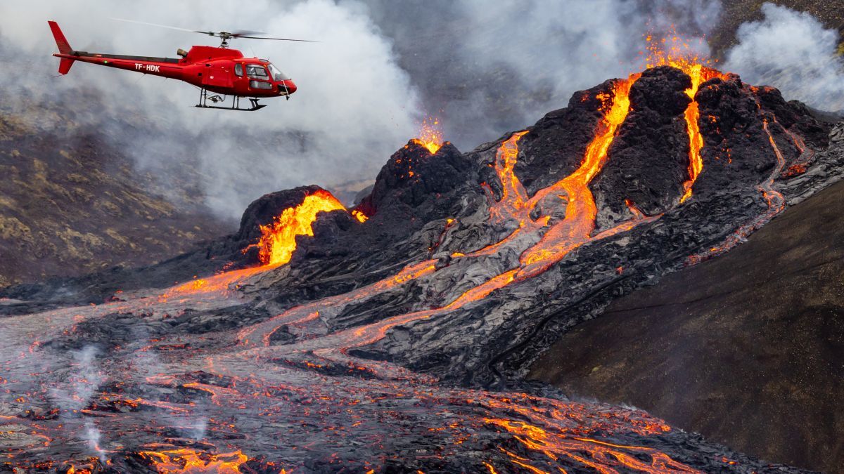 Cảnh quay ngoạn mục tiết lộ vụ phun trào núi lửa ấn tượng ở Iceland