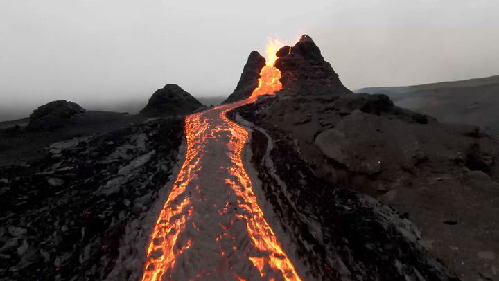 Cảnh quay ngoạn mục tiết lộ vụ phun trào núi lửa ấn tượng ở Iceland