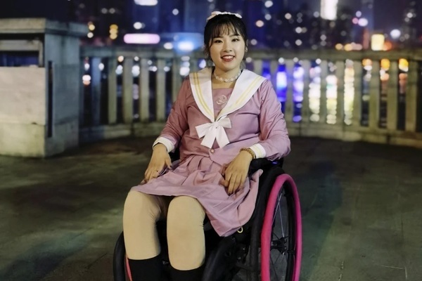 Nghị lực phi thường giúp cô gái ngồi xe lăn có cả ‘đội quân’ theo dõi trên mạng xã hội