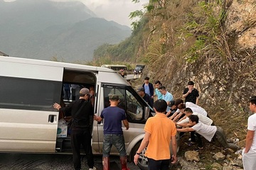 Hàng chục người hò nhau giải cứu ô tô mắc kẹt bên vách núi
