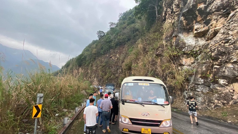 Hàng chục người hò nhau giải cứu ô tô mắc kẹt bên vách núi