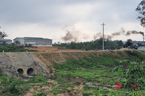 Huế: Sản xuất giấy nhả khói hôi khét, xả nước thải 'bức tử' hồ Châu Sơn