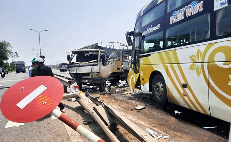 Quảng Nam: Nữ tài xế xe tải bị thương nặng sau cú tông của xe khách