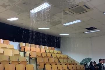 Sinh viên đang ngồi trong lớp, trần nhà đầy nước mưa bất ngờ rơi xuống