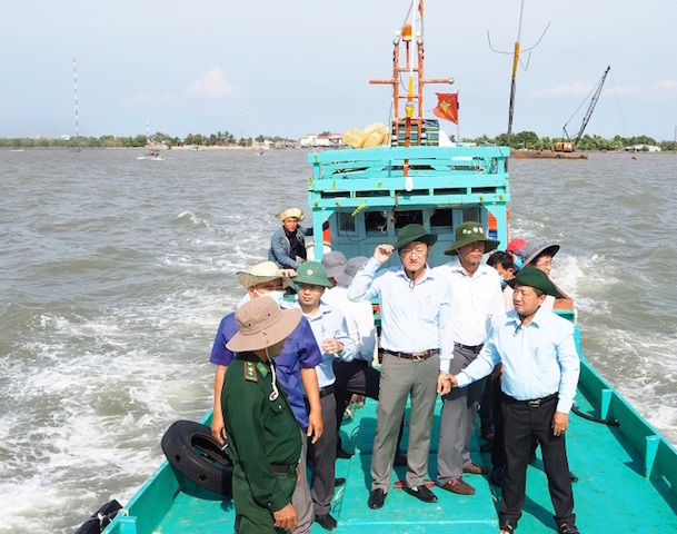 Cà Mau: Vét luồng giúp tàu cá công suất lớn vào cửa biển Khánh Hội