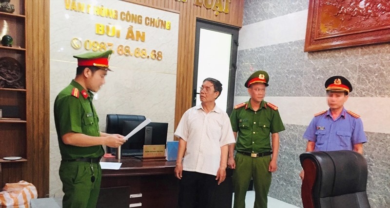 Quảng Nam: Khởi tố, bắt tạm giam một trưởng phòng công chứng