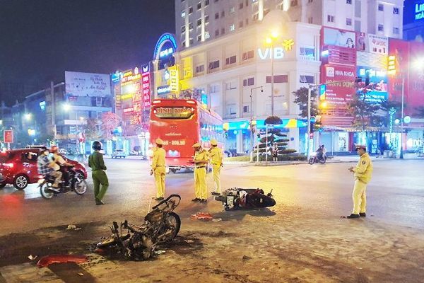 Nghệ An: Sau va chạm, xe máy bốc cháy dữ dội giữa phố