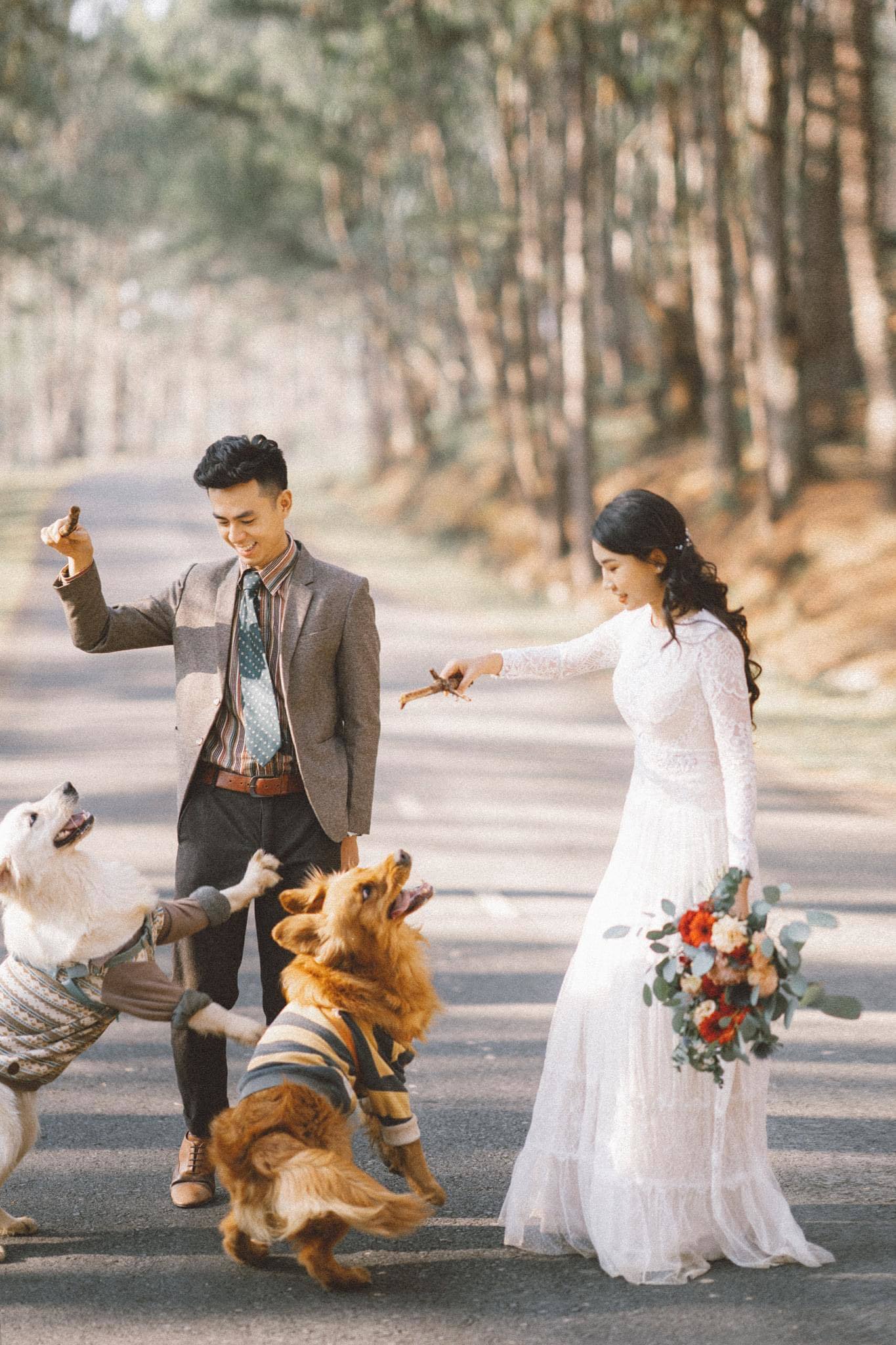 Chú chó đáng yêu của bạn sẽ làm cho bức ảnh cưới của bạn trở nên đậm chất tình thân để bạn có thể bảo vệ nhau trước mọi khó khăn cả cuộc đời này. Hãy cùng làm cho những bức ảnh cưới cún cưng của bạn được tràn đầy tình yêu và niềm đam mê thể hiện.