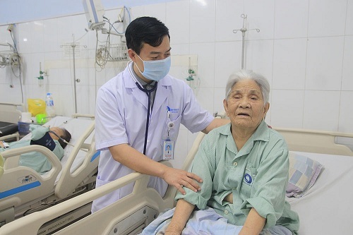Cứu sống cụ bà 93 tuổi bị sốc tim do nhồi máu cơ tim cấp, tiên lượng tử vong cao