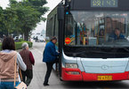 Hành khách và người đi đường hợp sức tóm kẻ biến thái trên xe buýt