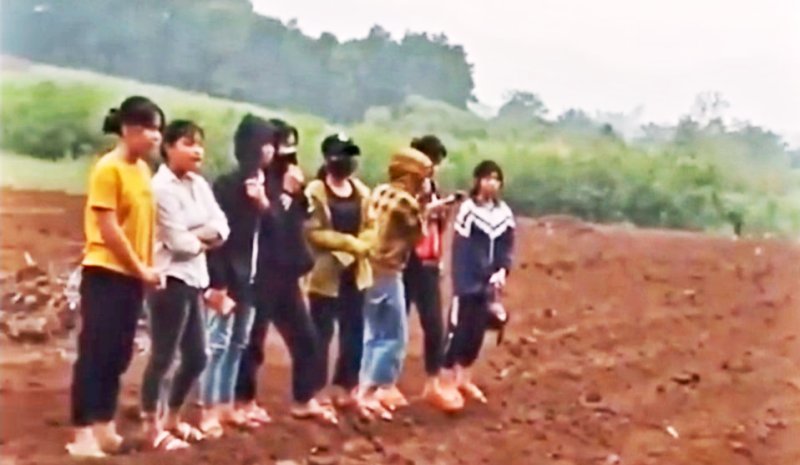 Nghệ An: Hai nữ sinh THCS vật nhau túi bụi giữa bãi đất trống