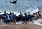 Hà Tĩnh: Cứu sống vợ chồng ngư dân gặp nạn trên biển