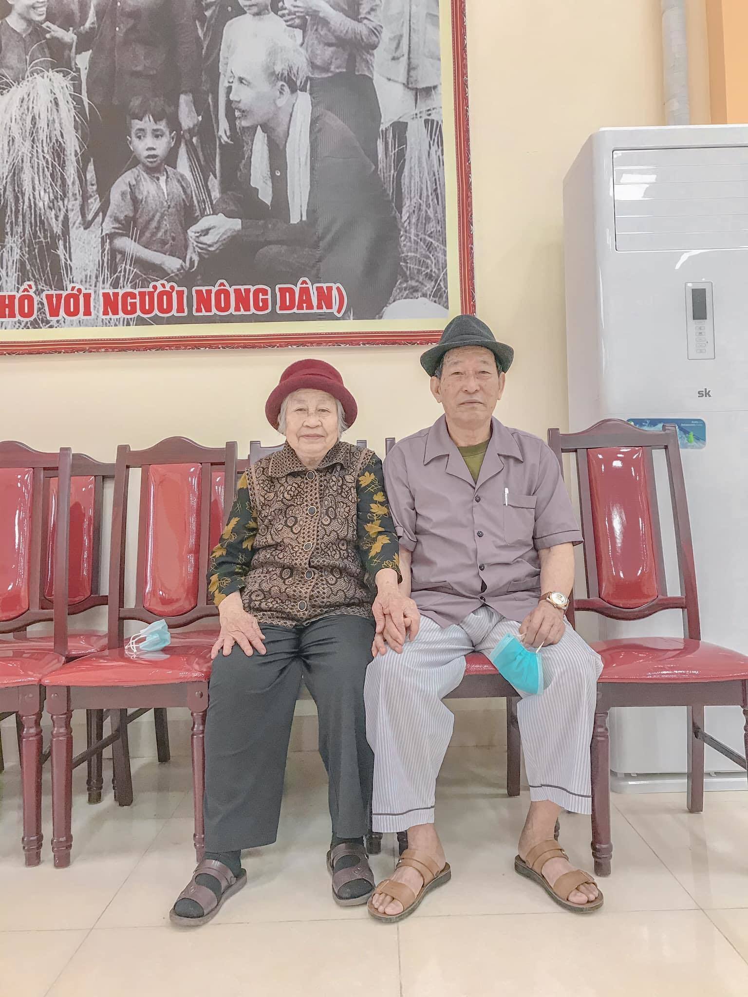 “Tình bể bình” khoảnh khắc vợ chồng U90 ở Quảng Ninh dắt tay nhau đi làm căn cước công dân