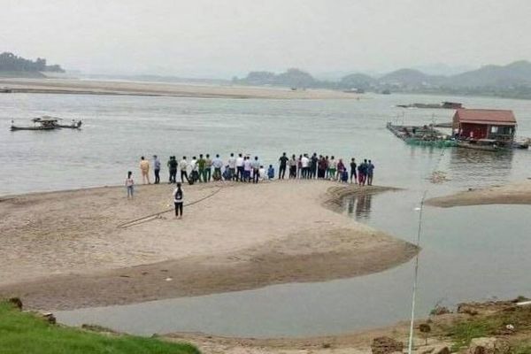 Phú Thọ: Nhóm học sinh rủ nhau ra sông Đà chơi, 2 em mất tích, tìm kiếm gần 1 ngày chưa thấy