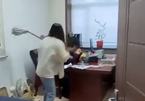 Nữ nhân viên mang cây lau nhà vào phòng đánh sếp để đòi lại công lý