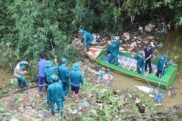 Hà Tĩnh: Hàng trăm thanh niên 'xắn tay' làm sạch sông Ngàn Phố