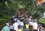 Nghìn người đổ về di tích đền Hùng đi lễ sớm
