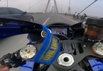 Dân mạng xôn xao xem clip "siêu mô tô" phóng 299km/h trên cầu Nhật Tân