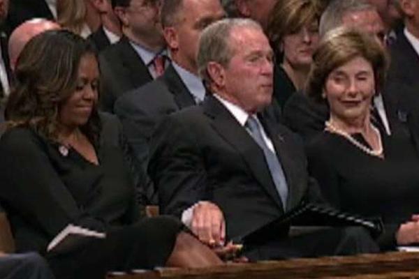 Cựu Tổng thống Mỹ Bush ‘sốc’ khi bị phản ứng về mối quan hệ với vợ ông Obama