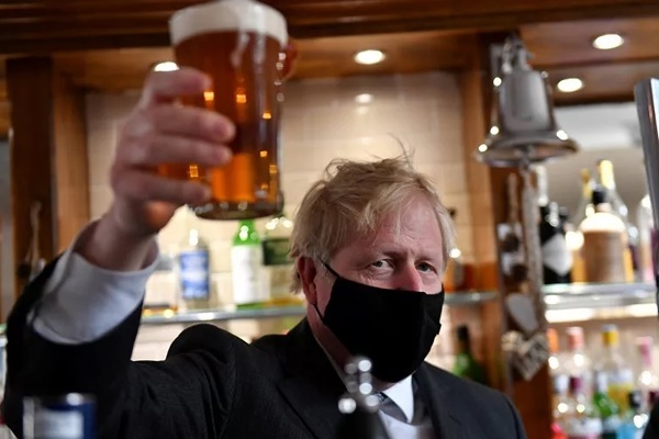 Thủ tướng Anh vui mừng vì được uống bia ngoài quán