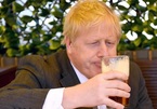 Thủ tướng Anh vui mừng vì được uống bia ngoài quán