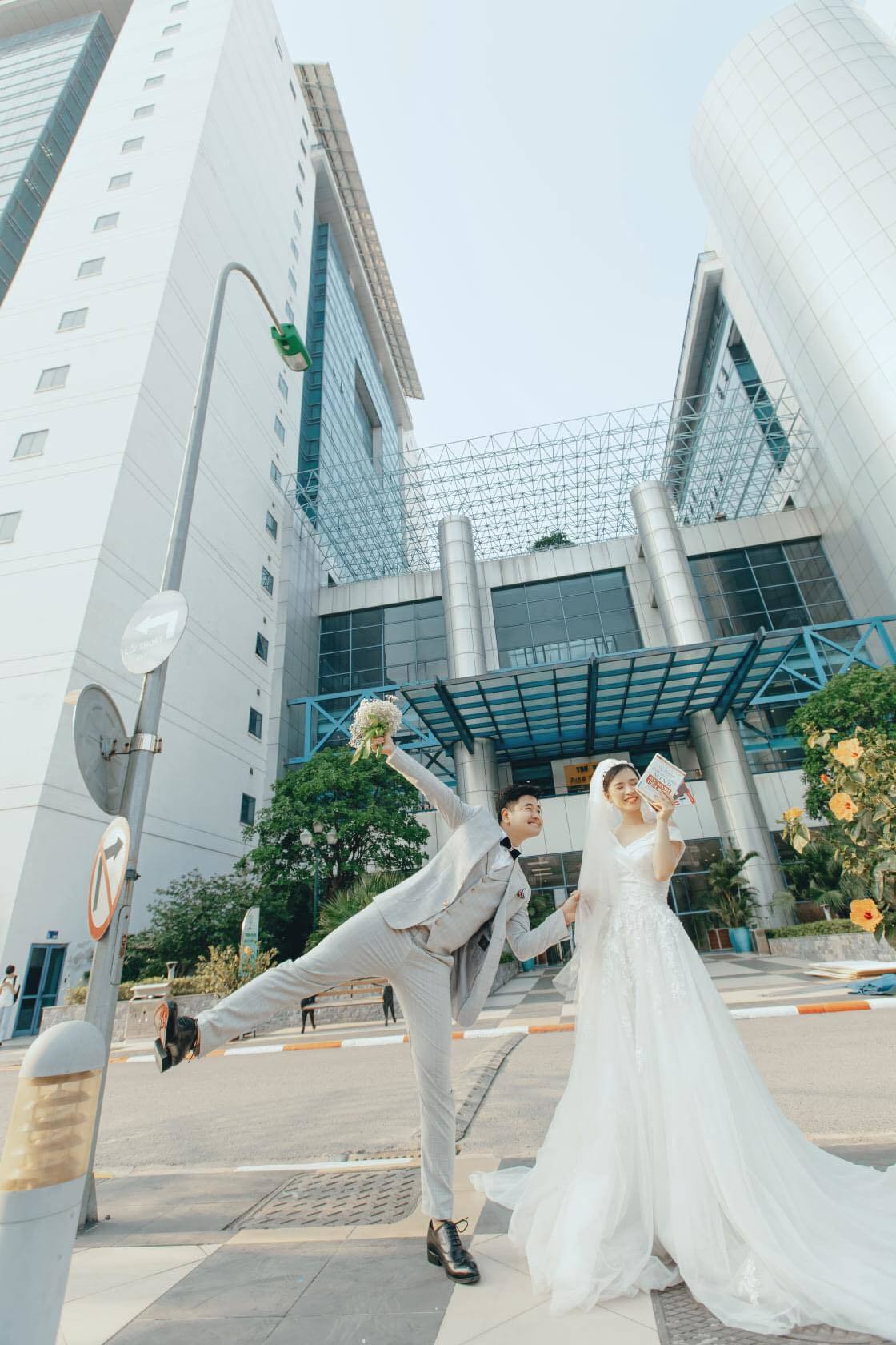 Chuyện tình ngọt như phim của cặp đôi chụp ảnh cưới tại ĐH Kinh tế Quốc dân