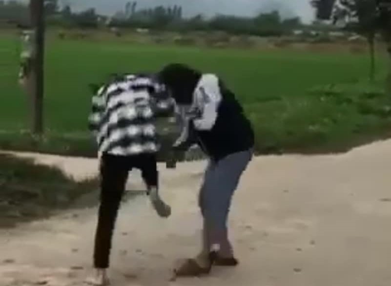 Phẫn nộ trước clip nữ sinh Ninh Bình đánh nhau trong tiếng cổ vũ lột đồ