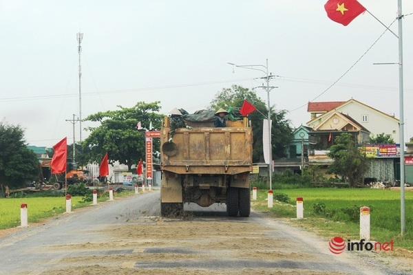 Nghệ An: Mặt đường 'nhão choẹt', người dân khiếp vía vì bánh xe bị bám dính