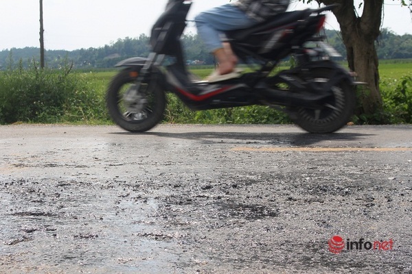Nghệ An: Mặt đường 'nhão choẹt', người dân khiếp vía vì bánh xe bị bám dính