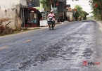 Nghệ An: Mặt đường "nhão choẹt", người dân khiếp vía vì bánh xe bị bám dính