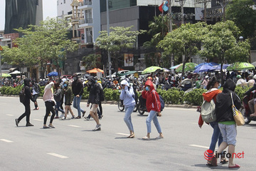 Hà Nội: Người đi bộ sang đường kiểu "giỡn mặt" tử thần