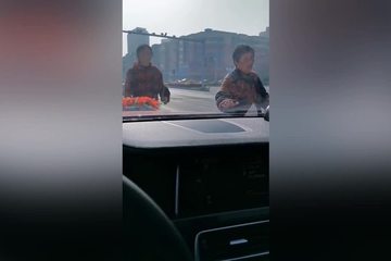 Phong tục chặn xe cô dâu bị biến tướng ở Trung Quốc