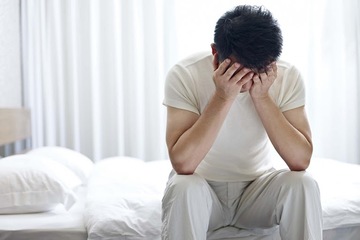 Căn bệnh khiến người đàn ông không thể nằm ngủ