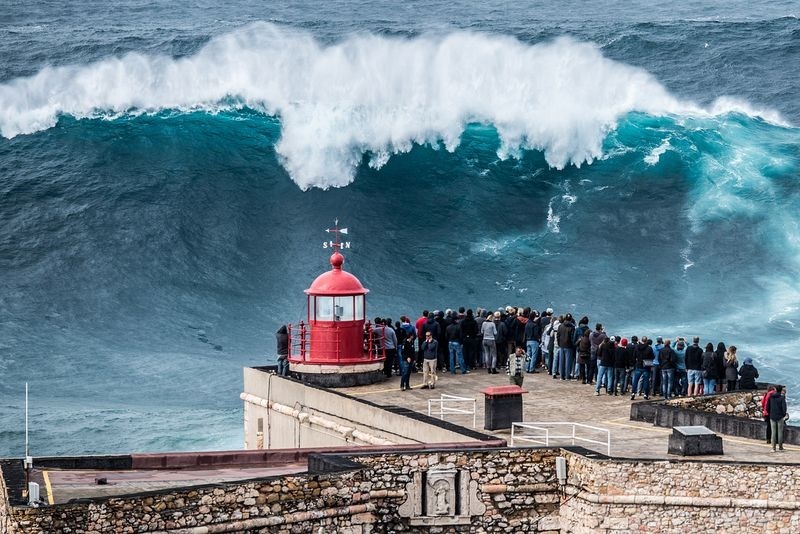 Sóng 'quái vật' thách thức những kẻ bạo gan ở bờ biển Bồ Đào Nha