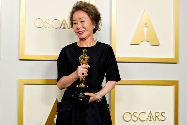 74 tuổi giành tượng vàng Oscar 2021, Youn Yuh Jung còn gây xúc động bằng sự quật cường của một bà mẹ đơn thân
