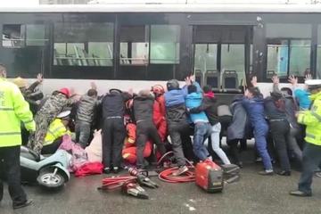 Hàng chục người xô nghiêng chiếc xe buýt và câu chuyện phía sau