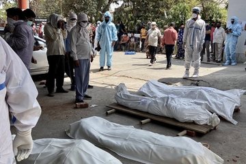 Ấn Độ: Hết chỗ xử lý, xác chết để cùng phòng với bệnh nhân đang điều trị