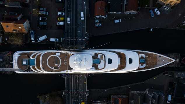 Những siêu du thuyền khổng lồ chật vật lách qua kênh đào Hà Lan