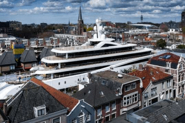 Những siêu du thuyền khổng lồ chật vật lách qua kênh đào Hà Lan