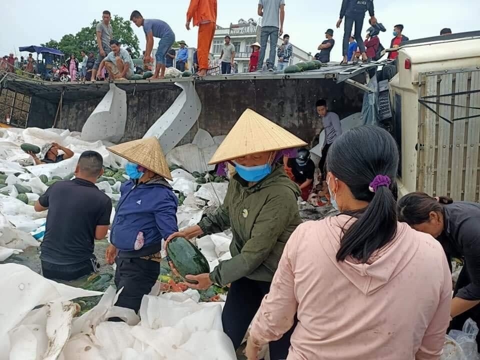 Ô tô chở 20 tấn dưa hấu bị lật, đúng lúc tài xế hoảng loạn thì nhân dân Quảng Bình chung tay trợ giúp
