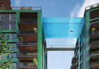 Bể bơi xuyên thấu treo giữa hai tòa nhà cao tầng ở Anh