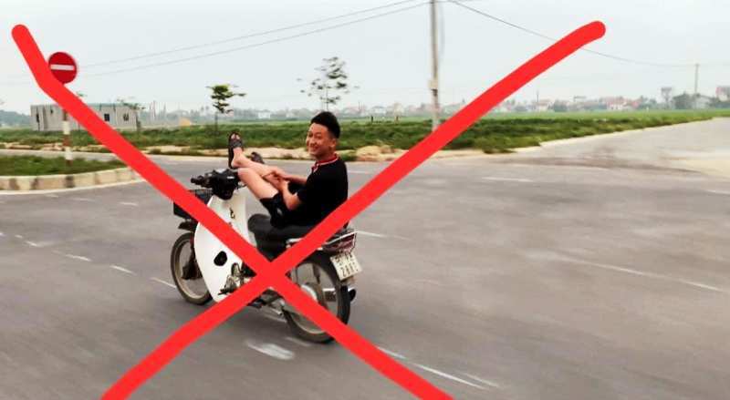 Nghệ An: Triệu tập thanh niên không đội mũ bảo hiểm, dùng chân điều khiển xe máy