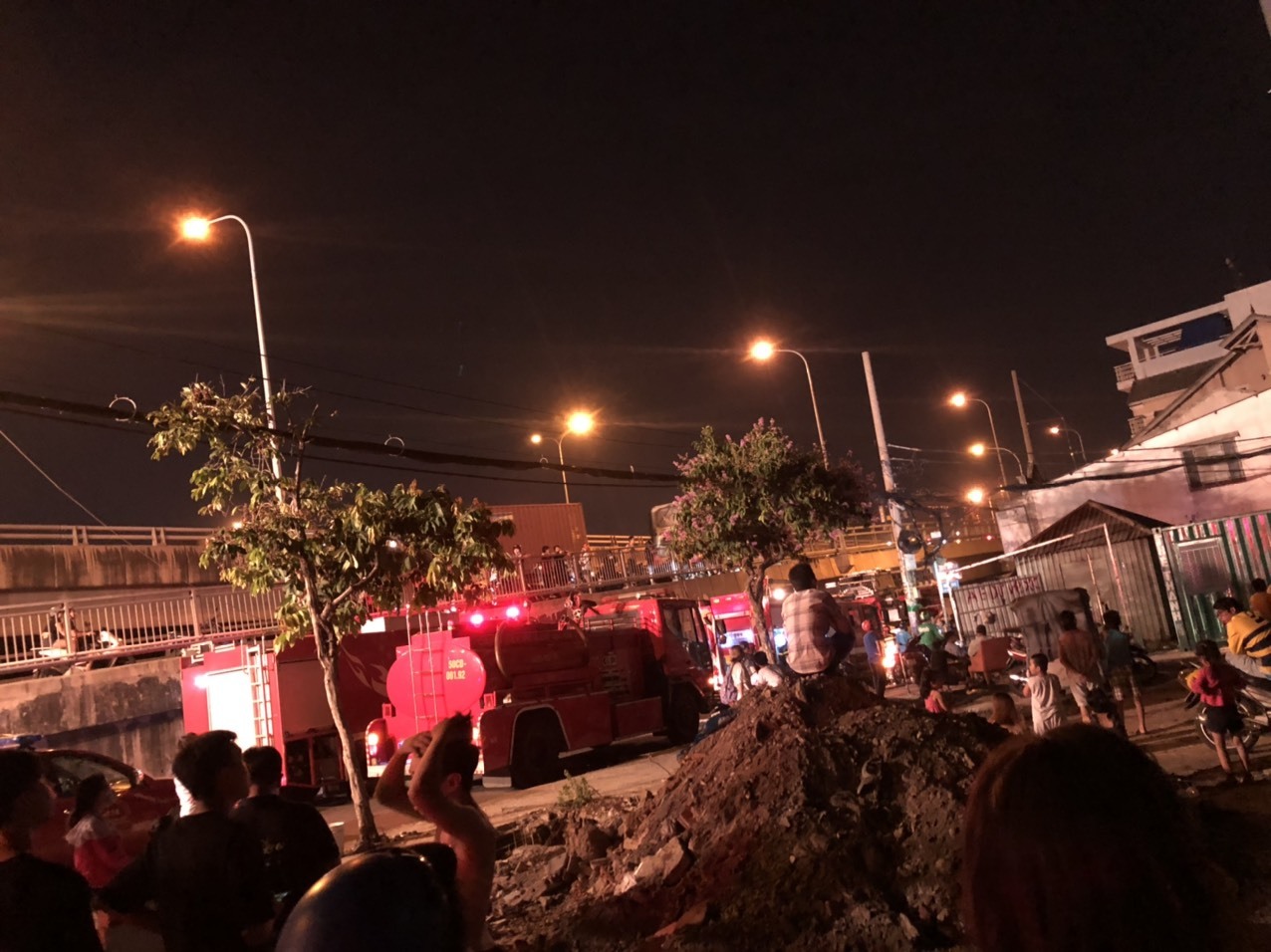 Cảnh sát PCCC TP.HCM cứu hàng chục người mắc kẹt trong chung cư mini bốc cháy lúc nửa đêm