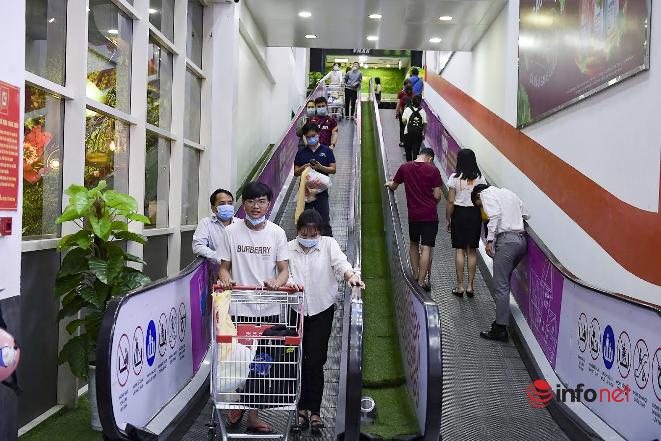 Đi siêu thị, đến bến xe, nhiều người Hà Nội vẫn 'quên' khẩu trang