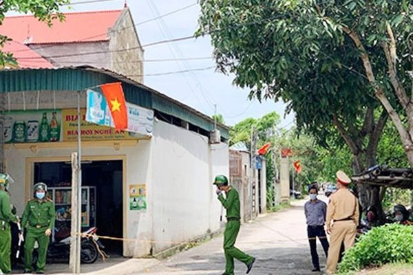 Nghệ An: Nghi án 2 người tử vong do bị bắn trước cổng nhà