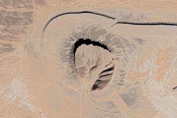 Miệng núi lửa kỳ quái hút khách du lịch ở Maroc