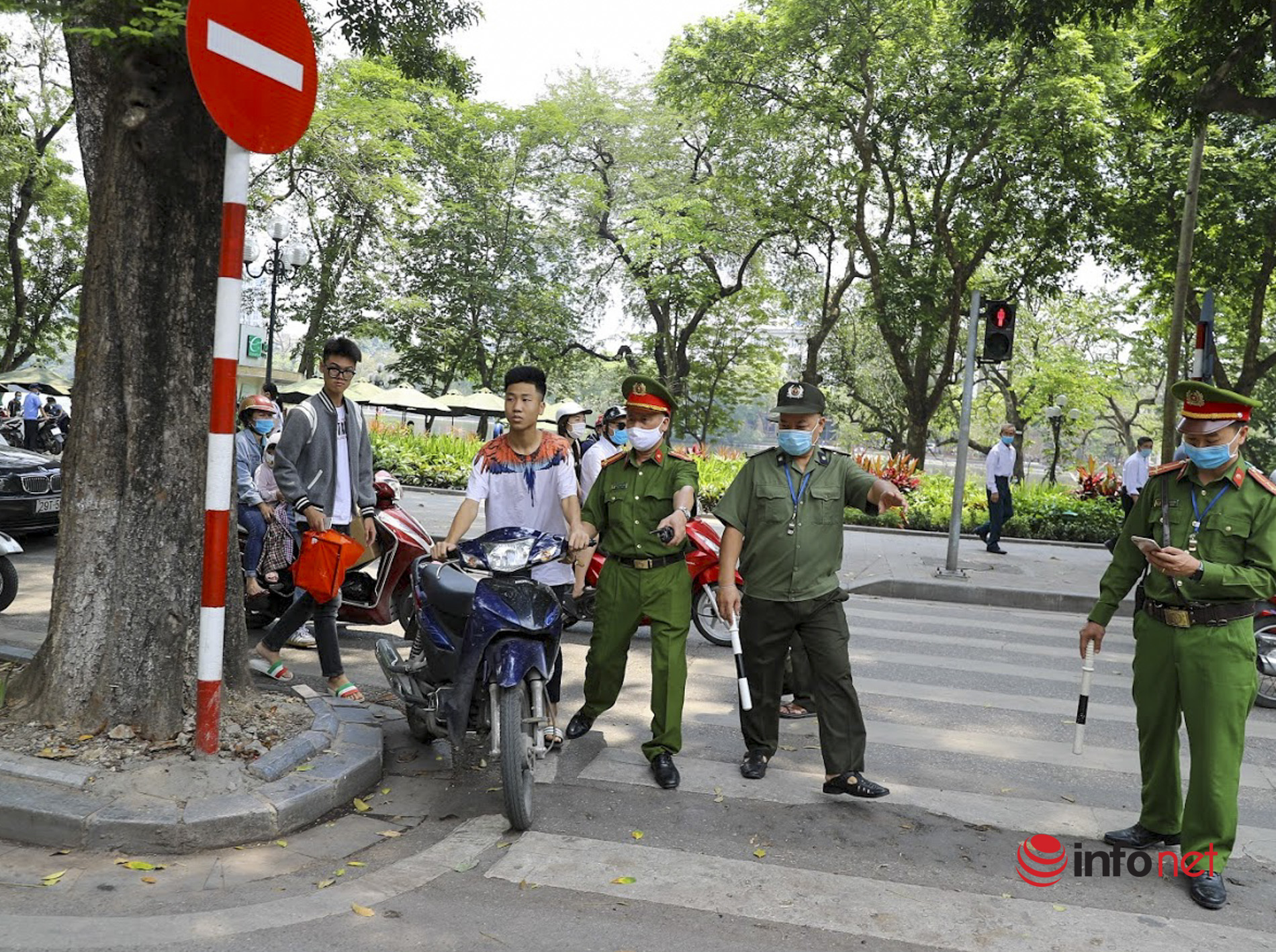Hà Nội: Ra đường không đeo khẩu trang, nhiều người bị phạt