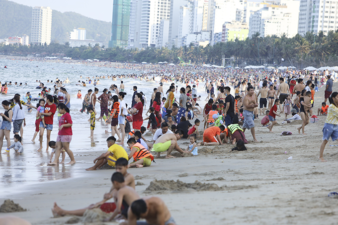 Các bãi biển khắp nước ken đặc người trong ngày nghỉ lễ