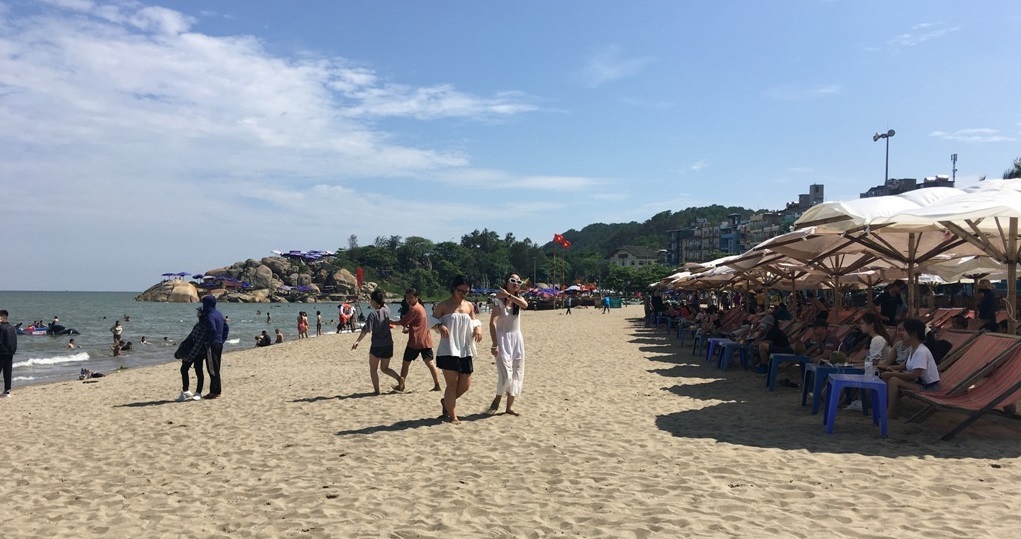 Các bãi biển khắp nước ken đặc người trong ngày nghỉ lễ